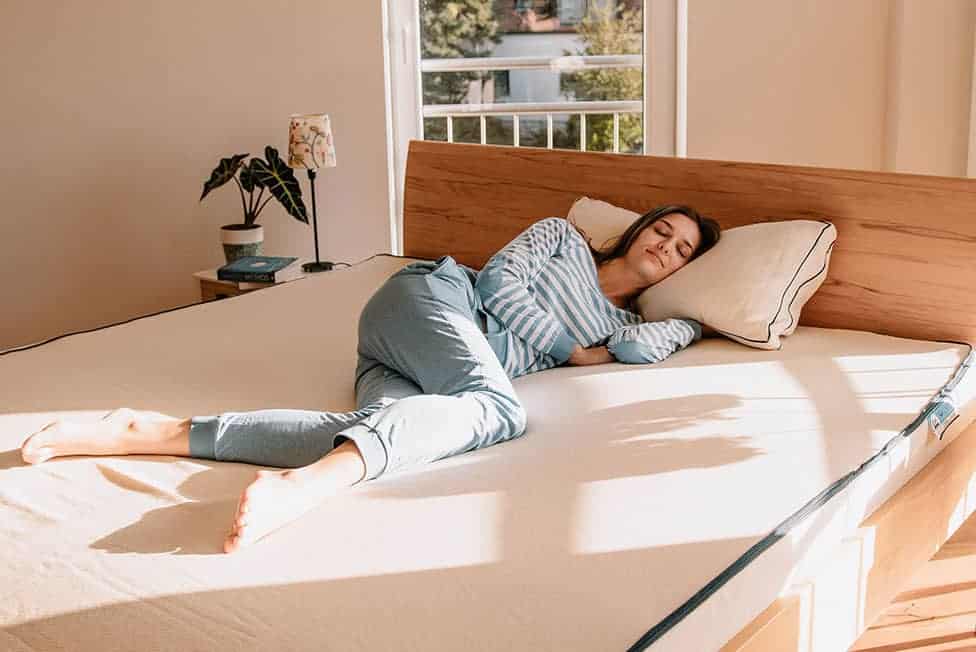 Una-natural-mattress-976-couple